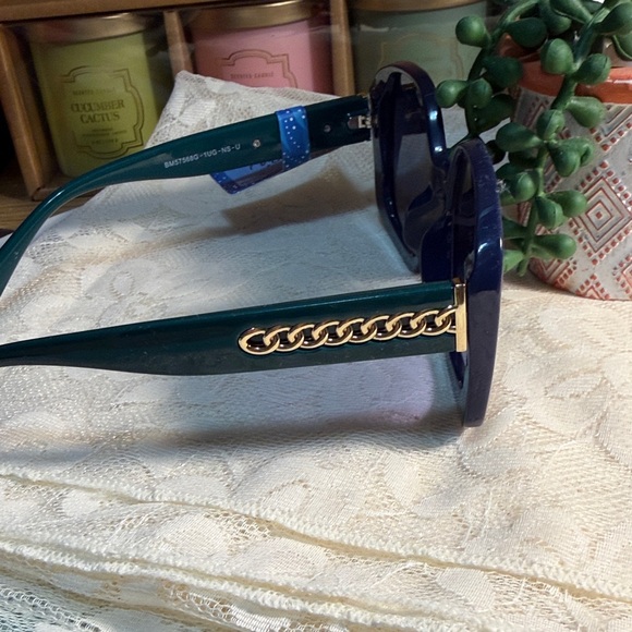 😎😎😎BOGOHO😎😎😎Mackie Navy/Green Oversized Sunglasses w/ Gold Accent - Picture 4 of 8